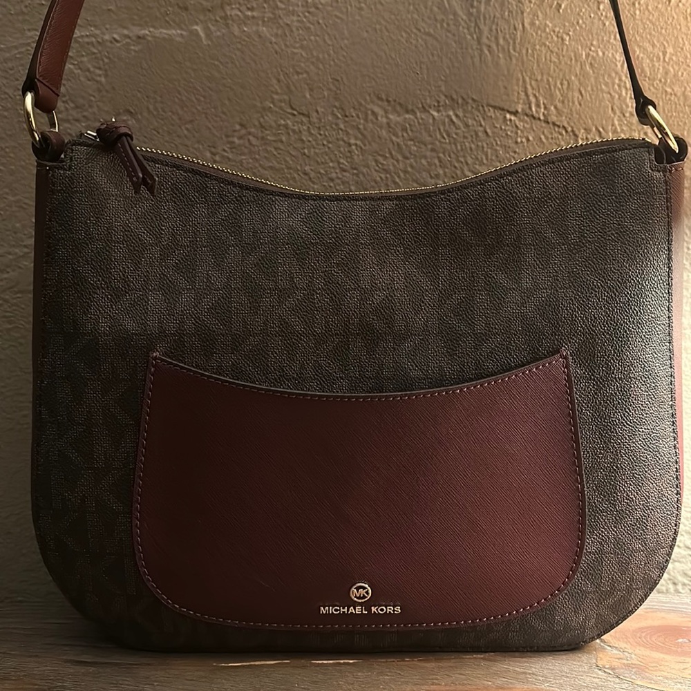 MICHAEL Michael Kors Shoulder bag in maroon.